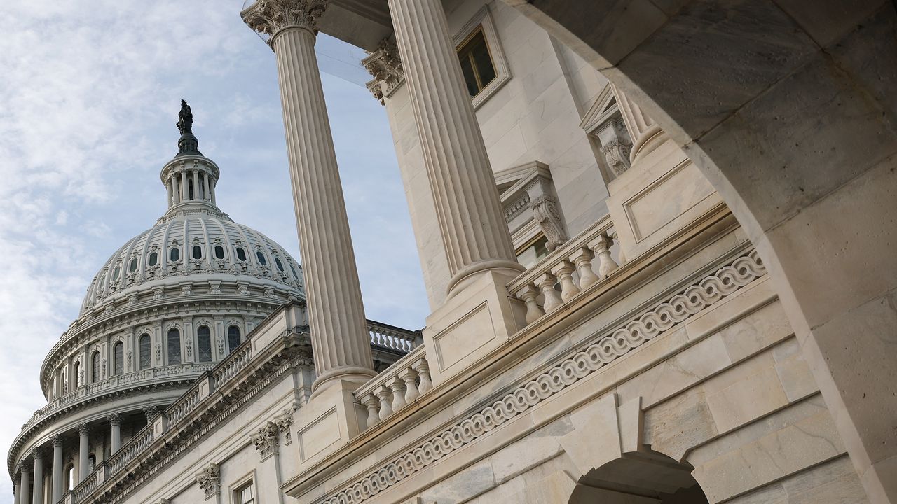 Камарата на представителите прие законопроект, с който се разпорежда публикуването на досиетата на Джефри Епстийн