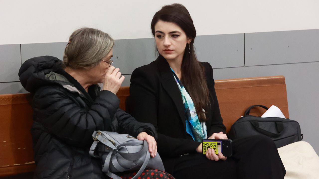 „Никога не съм фалшифицирала документи“: Лена Бориславова се яви в съда по делото „Корал“