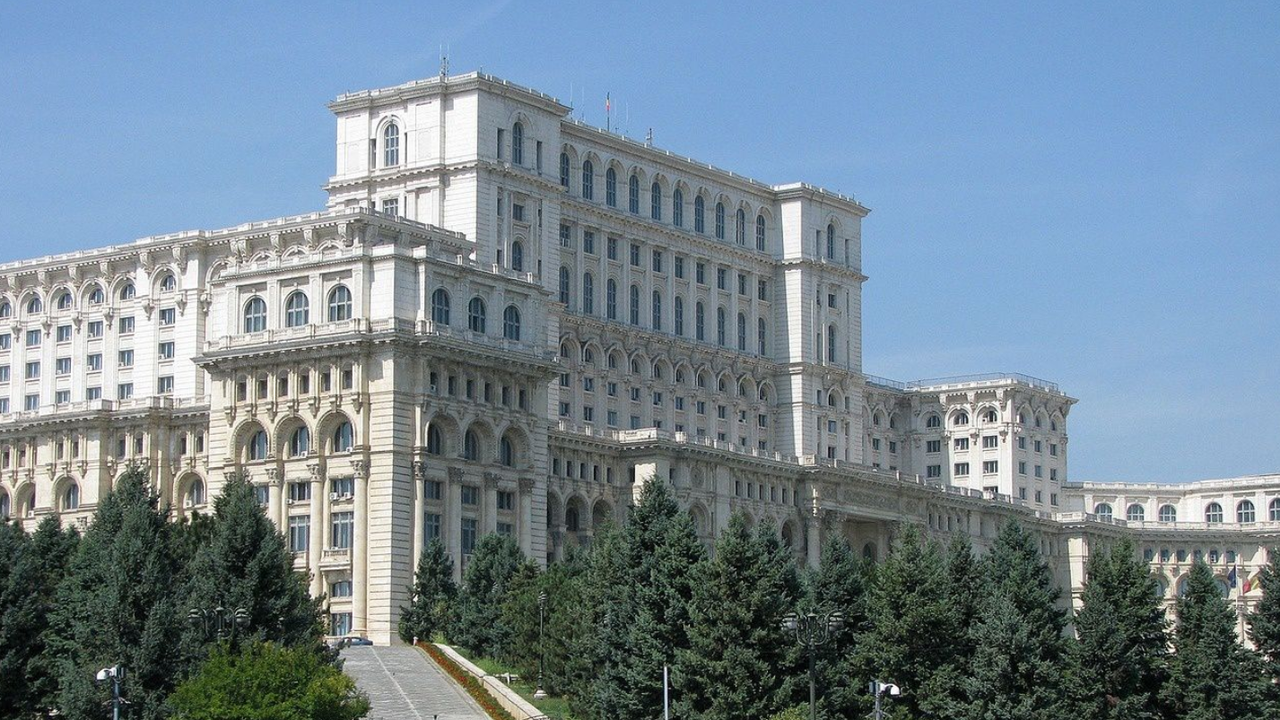 Служители в румънския парламент протестираха срещу планове за орязване на заплатите
