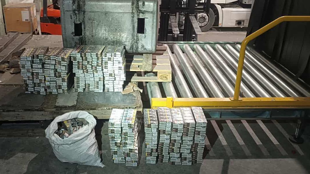 Митничари спряха контрабанда на 1800 кутии цигари, укрити в резервоара на товарен автомобил