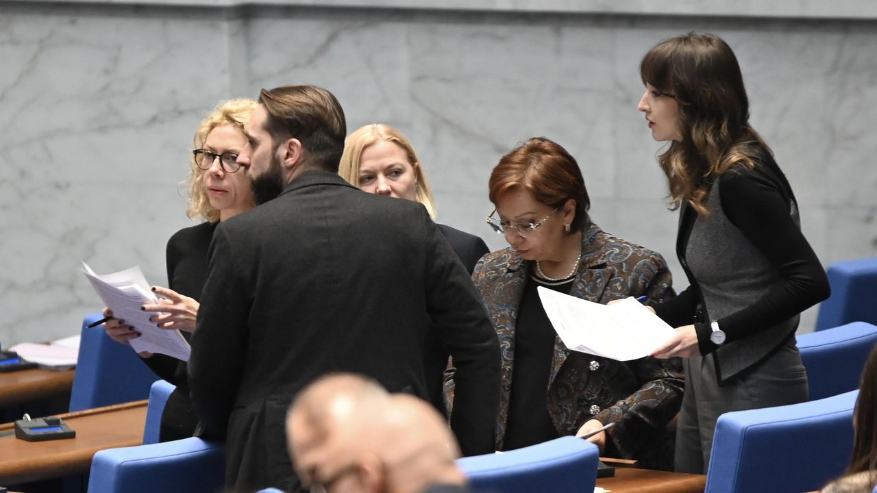 За бяха 98 народни представители, против – петима, двама се