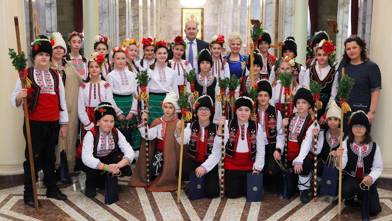 Учениците представиха пред президента народния обичай Коледуване с наричания за