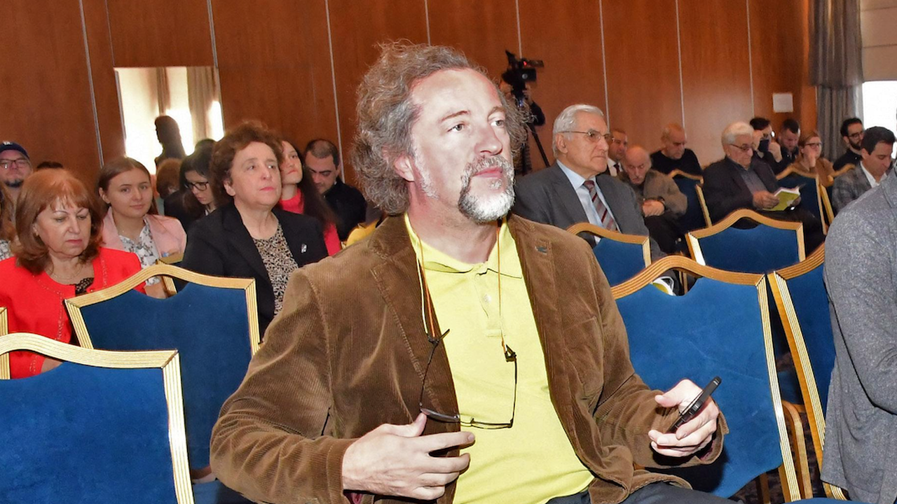 Буквално няколко минути след това Иво Христов изтри поста си.