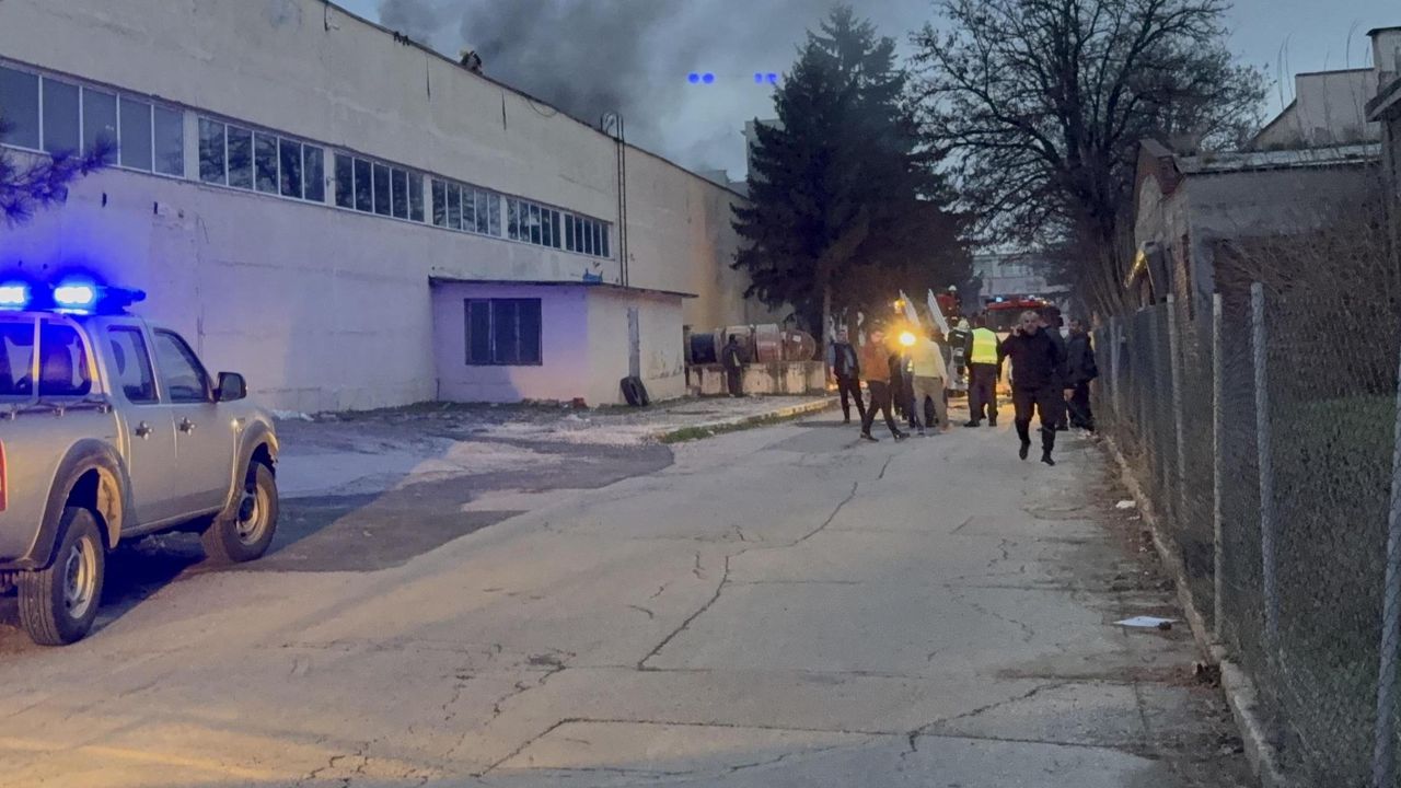 Сигналът за пожара е подаден в 16:28 часа. На място