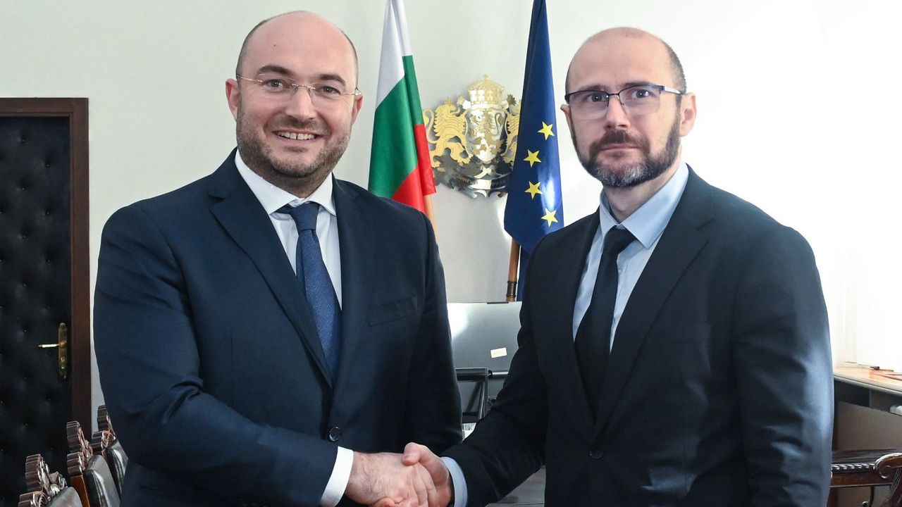 В кабинета на министъра те си предадоха ключа за държавния