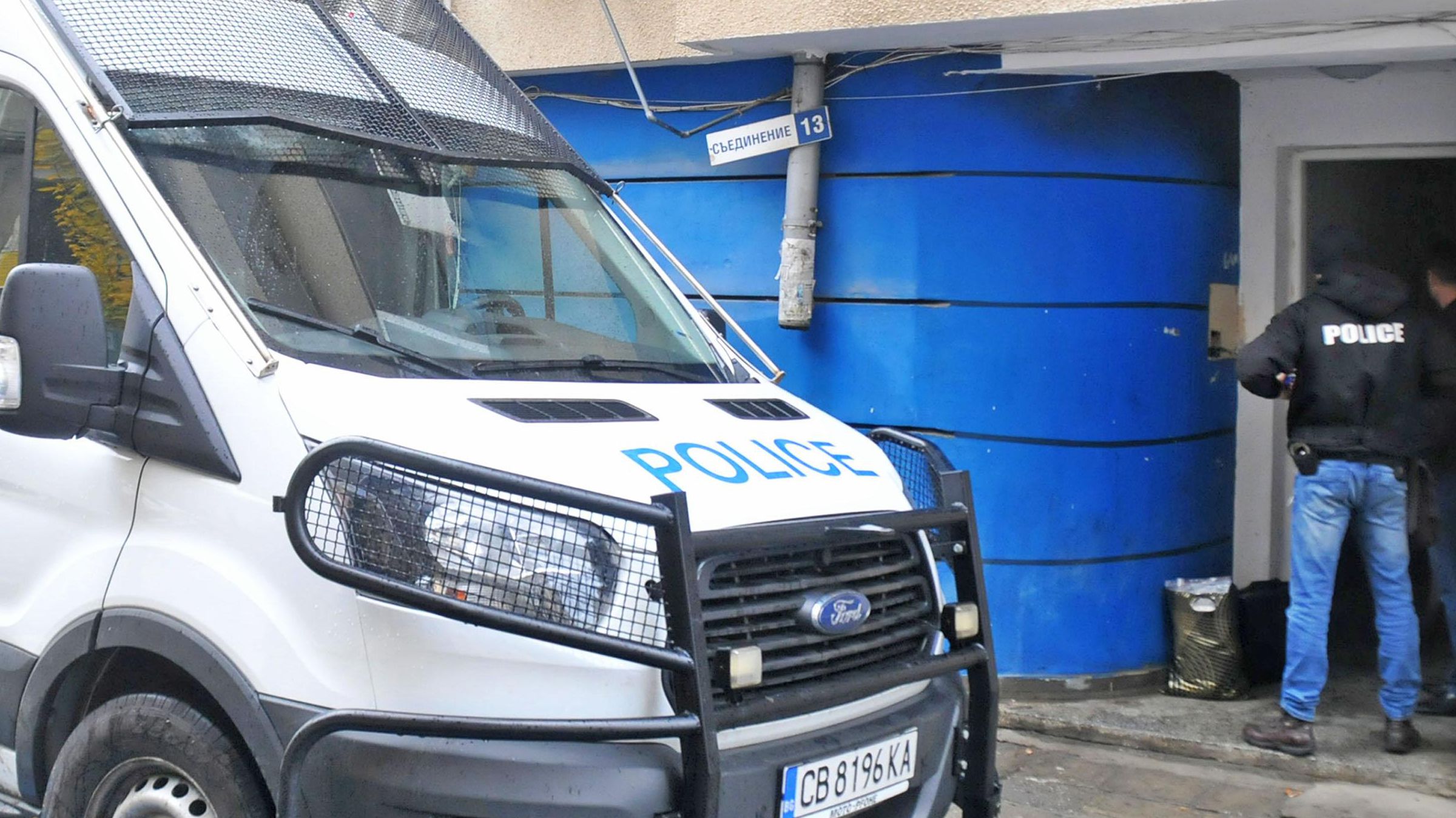 Антимафиоти от РЗБОП са щурмували къща в Благоевград в сряда сутринта.Няколко