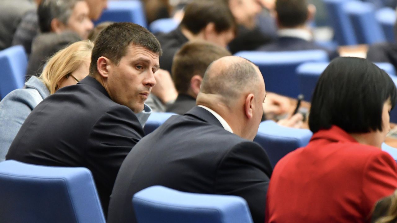 НС сезира ЦИК за нелегитимност на депутат от "Величие", групата е застрашена от разпад