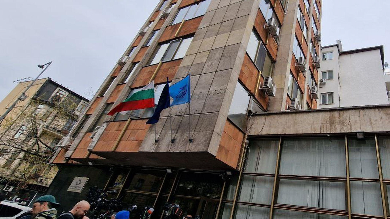 Представители на областната управа влязоха в сградата на Централния съвет