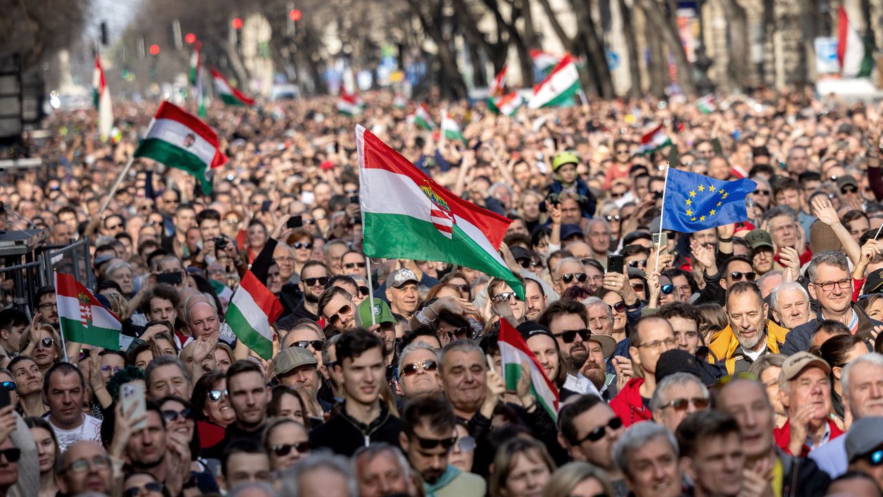 Хиляди излязоха на протест срещу правителството на Виктор Орбан в Унгария