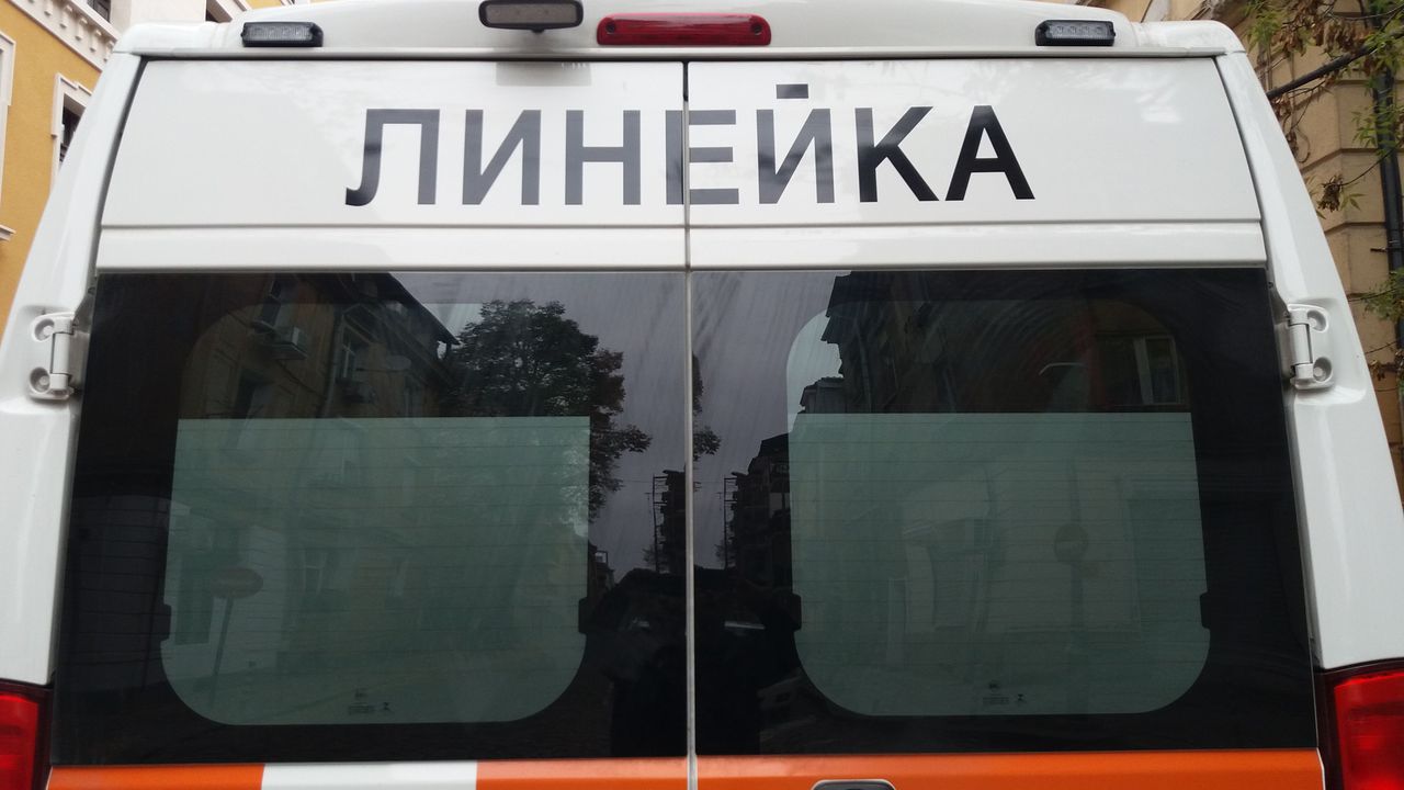 Възрастна жена е със счупени китка и тазобедрена става, след