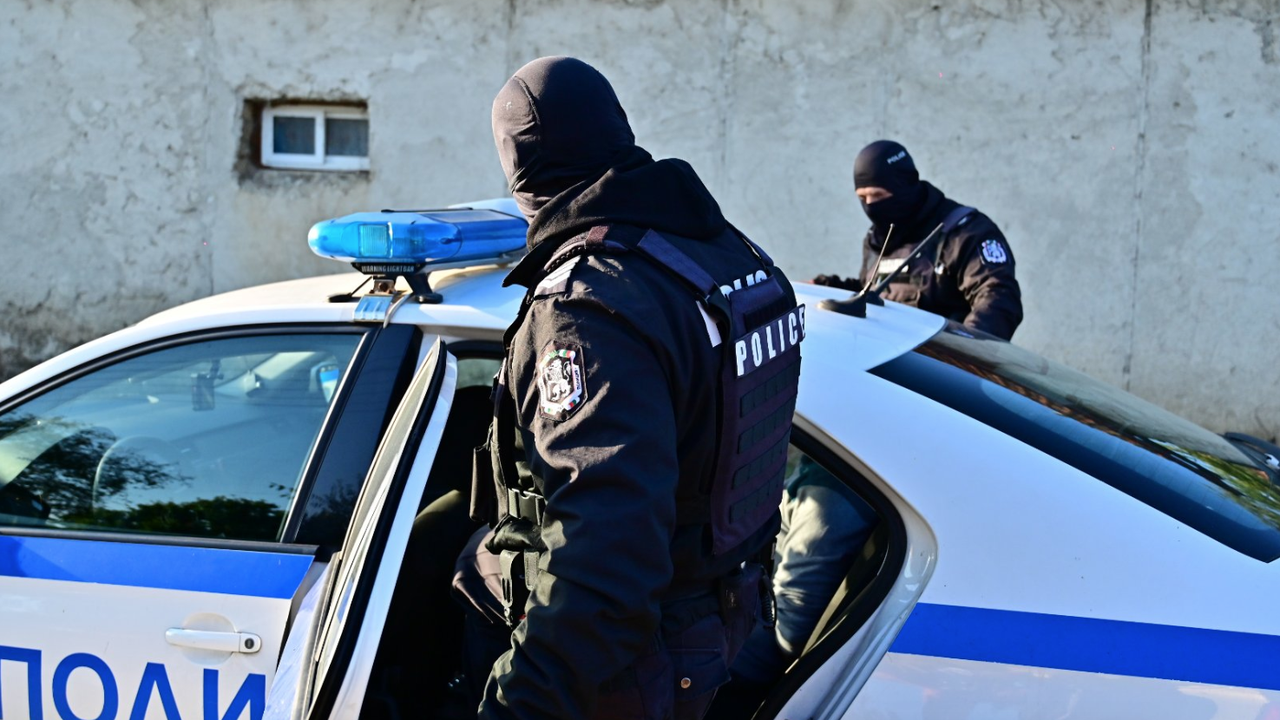 Моторист мина през крака на полицай при опит да осуети проверка