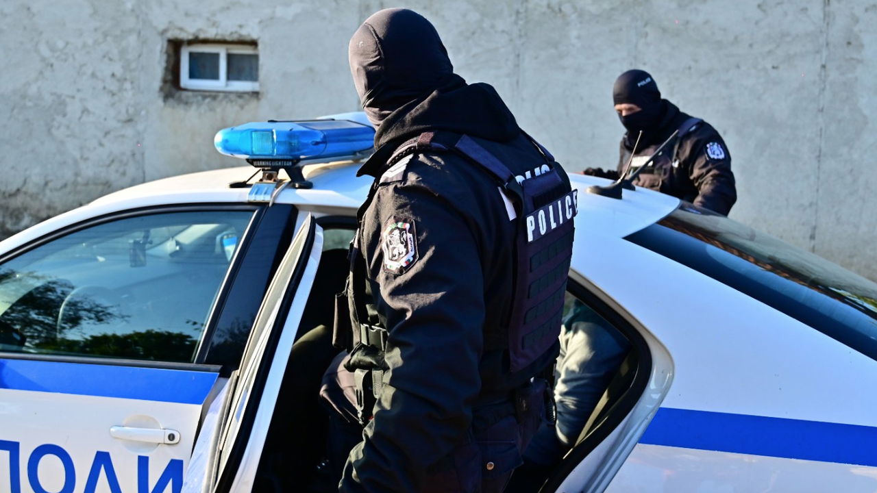Моторист мина през крака на полицай при опит да осуети проверка