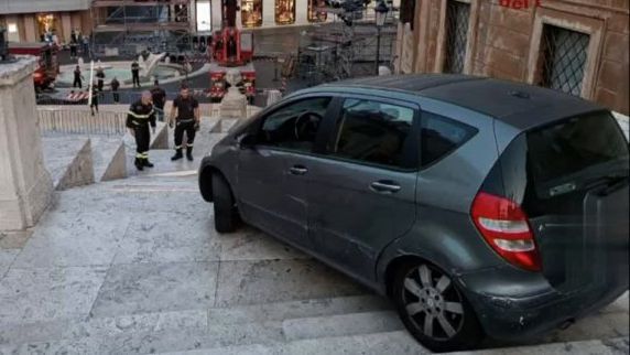 80-годишен мъж мина с колата си по Испанските стълби в