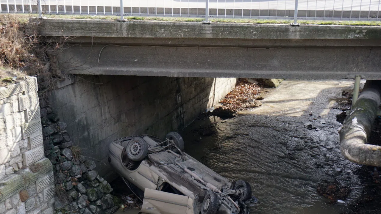 Лек автомобил, управляван от 18-годишно момиче е паднал в коритото