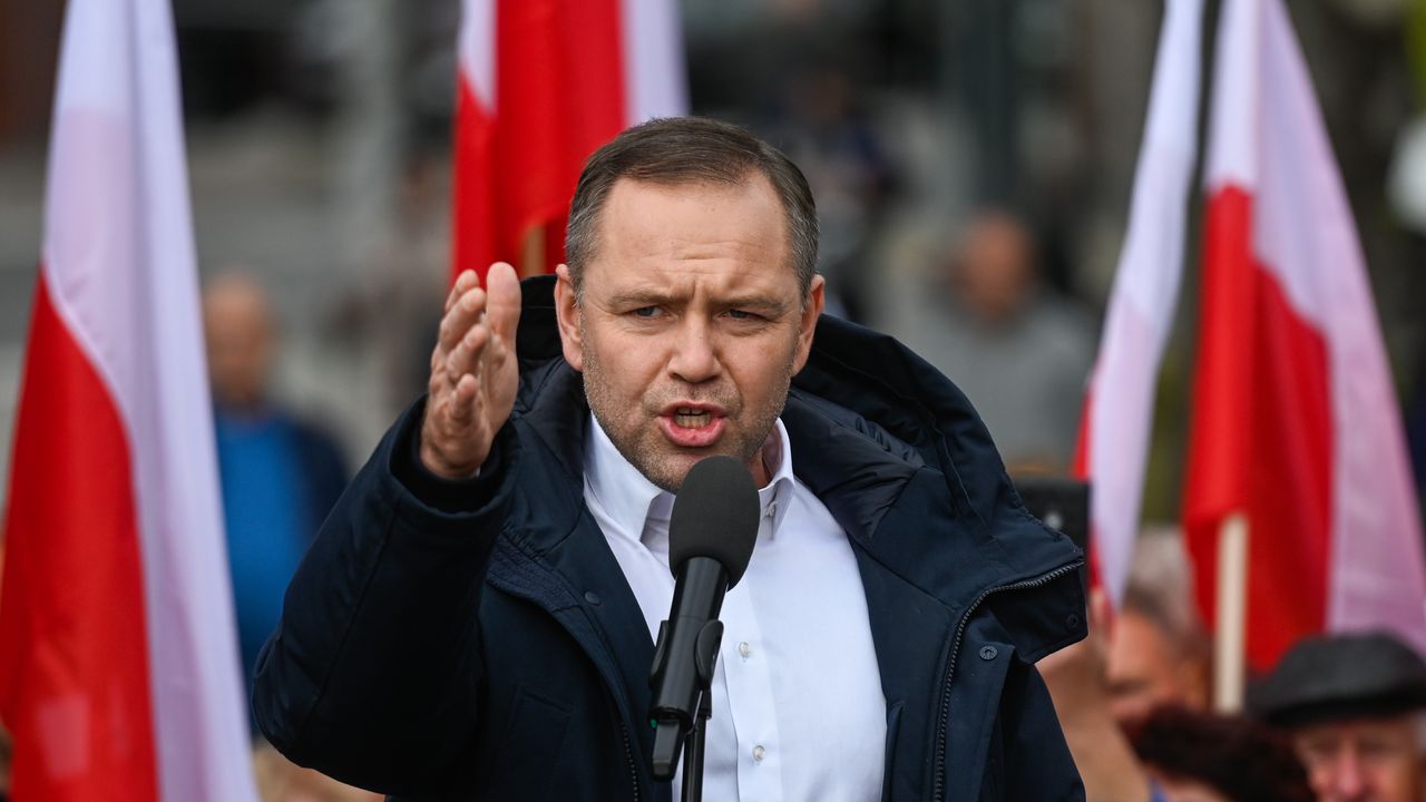 Президентът на Полша задълбочава противоречията си с правителството относно съдебната система