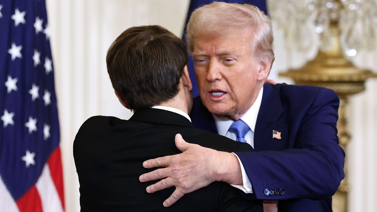 „Звучи безумно, но е така“: Тръмп подшушна на Макрон за Путин, без да знае, че микрофонът пред него е включен