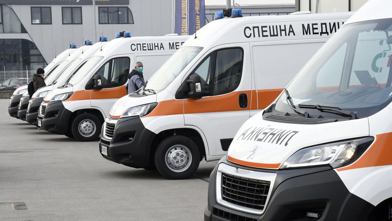 Линейка се запали пред болницата в Казанлък