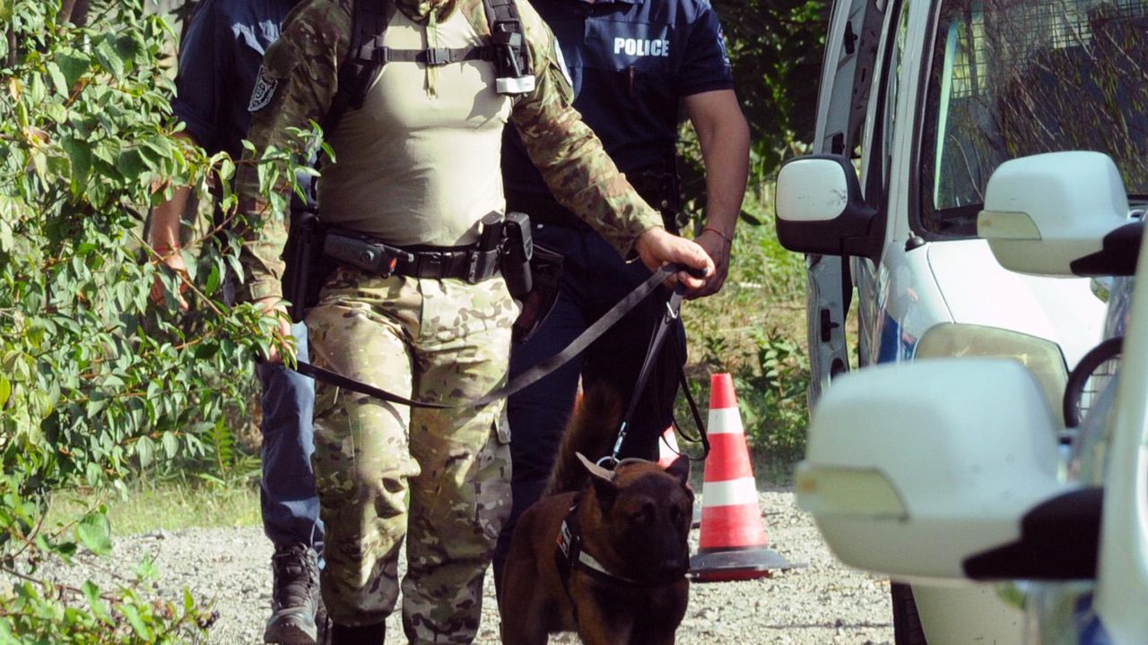 Откриха нелегални мигранти със счупени крака в къща в Софийско