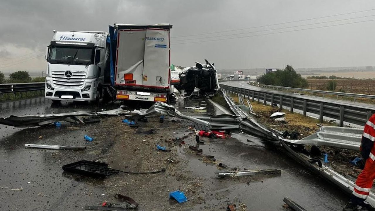 ТИР разкъса мантинелата и се блъсна в друг на магистрала "Хемус", движението е блокирано