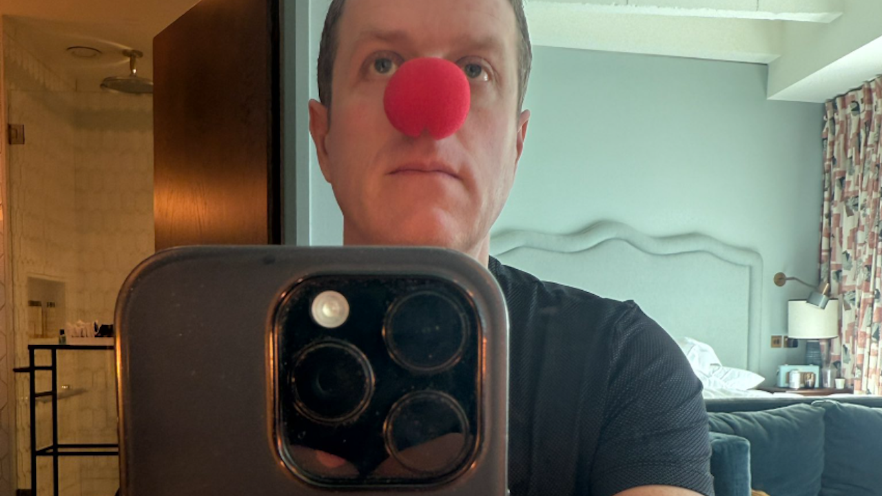 На пръв поглед безобидна снимка предизвика буря от реакции: Джеф Кийли заинтригува феновете преди Gamescom