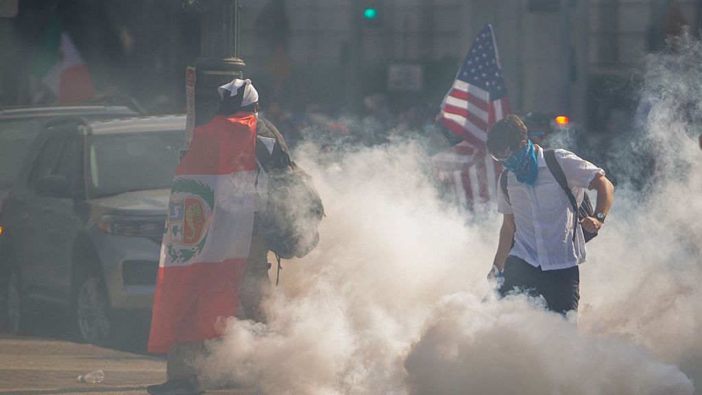 Протестиращи се опитаха да блокират сграда на имиграционните служби в предградиe на Чикаго