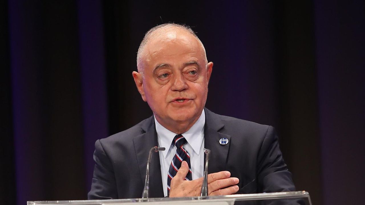 Атанасов: Придобиването на "Лукойл" от Български енергиен холдинг крие рискове