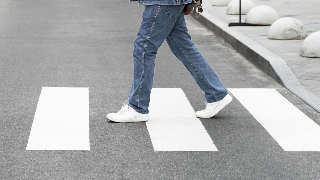 36-годишен шофьор с положителна проба за наркотик блъсна 43-годишен мъж