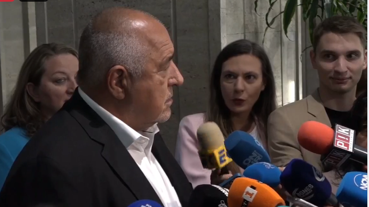 Човек трябва да може да отправя и критики и самокритики.