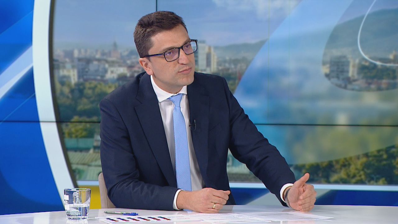 Венко Сабрутев пита: Кое е по-добре за пенсионерите - 300 лв. вдигане на пенсията или еднократни коледни добавки