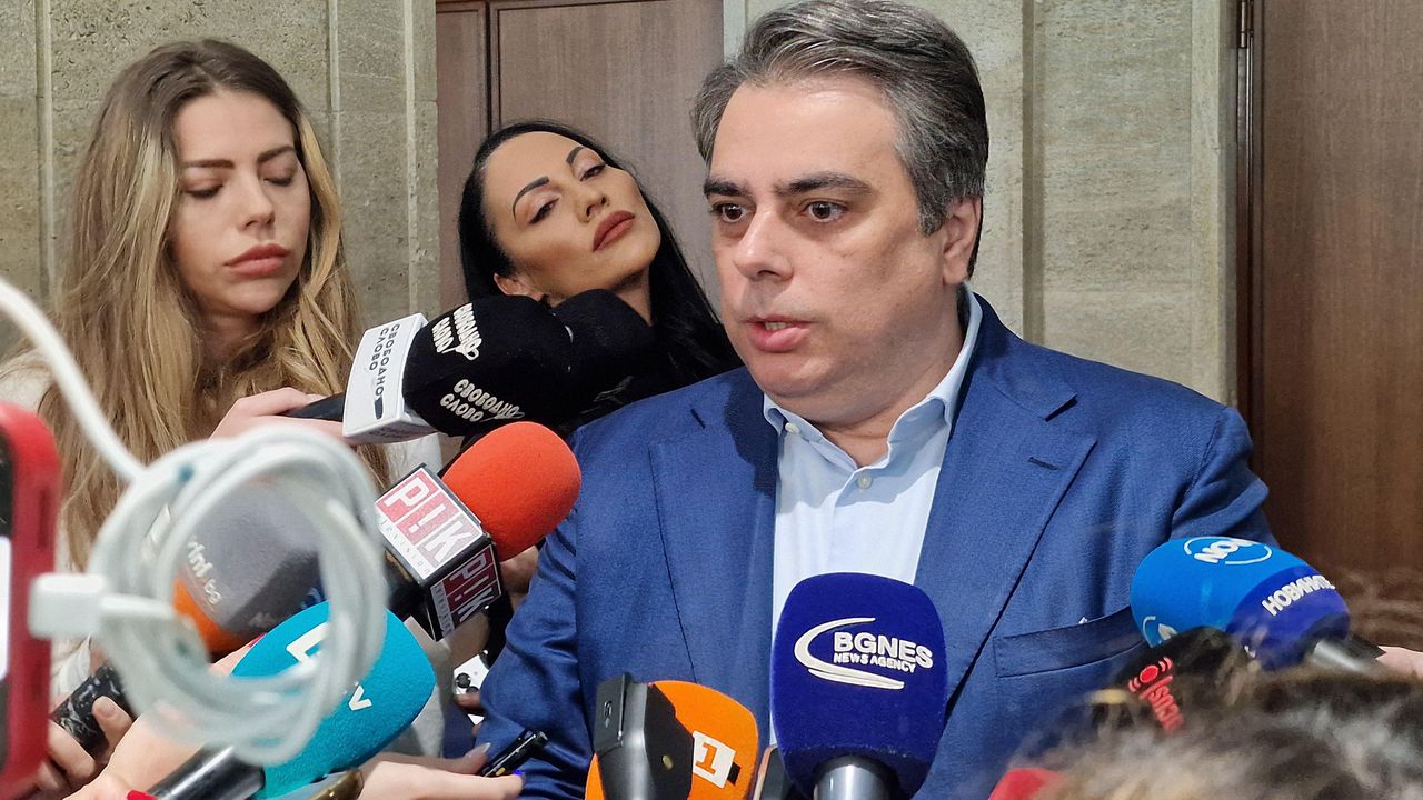 Асен Василев, след слуховете за тайна среща в Банкя, попита: Вярно ли е, че Валентин Златев се завръща в „Лукойл“?