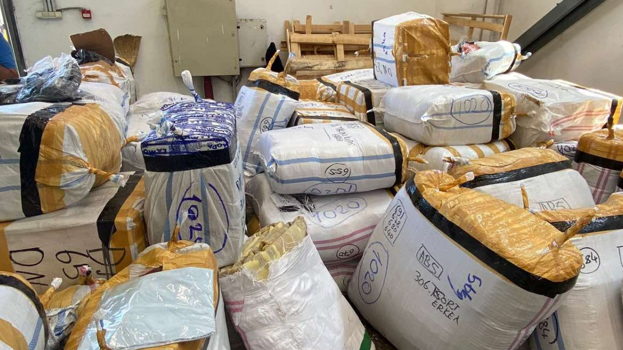 Близо 12 000 „маркови“ стоки задържаха митничари