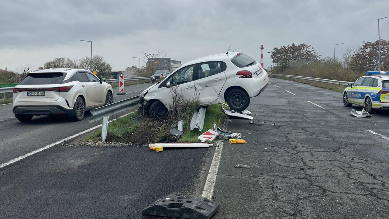 Кола катастрофира в разделителната мантинела на пътя Бургас - Сарафово