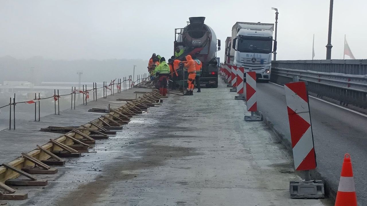 Работници монтират отводнителен колектор и обновяват тротоарния блок на Дунав мост при Русе