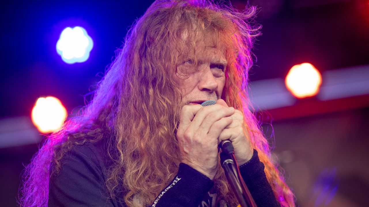 Песента следва вече издадените Tipping Point“ и I Don’t Care“,