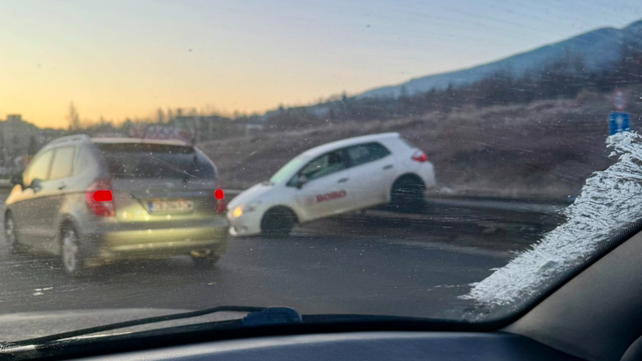 Шофьор на автомобил е катастрофирал, като колата му се е озовала