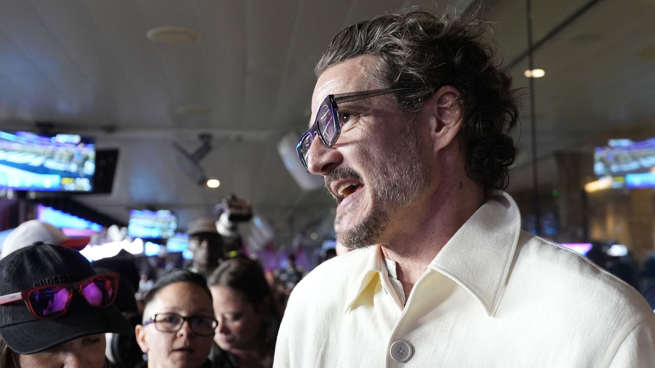 Педро Паскал е бил забелязан да се разхожда хванат под