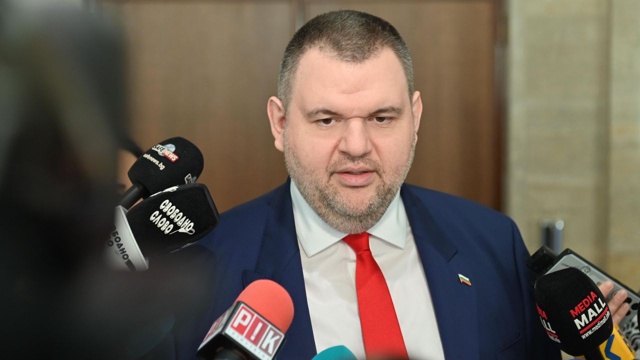 Пеевски показа обща снимка на Кирил Петков и Антон Славчев: Това са задкулисните договорки в държавата