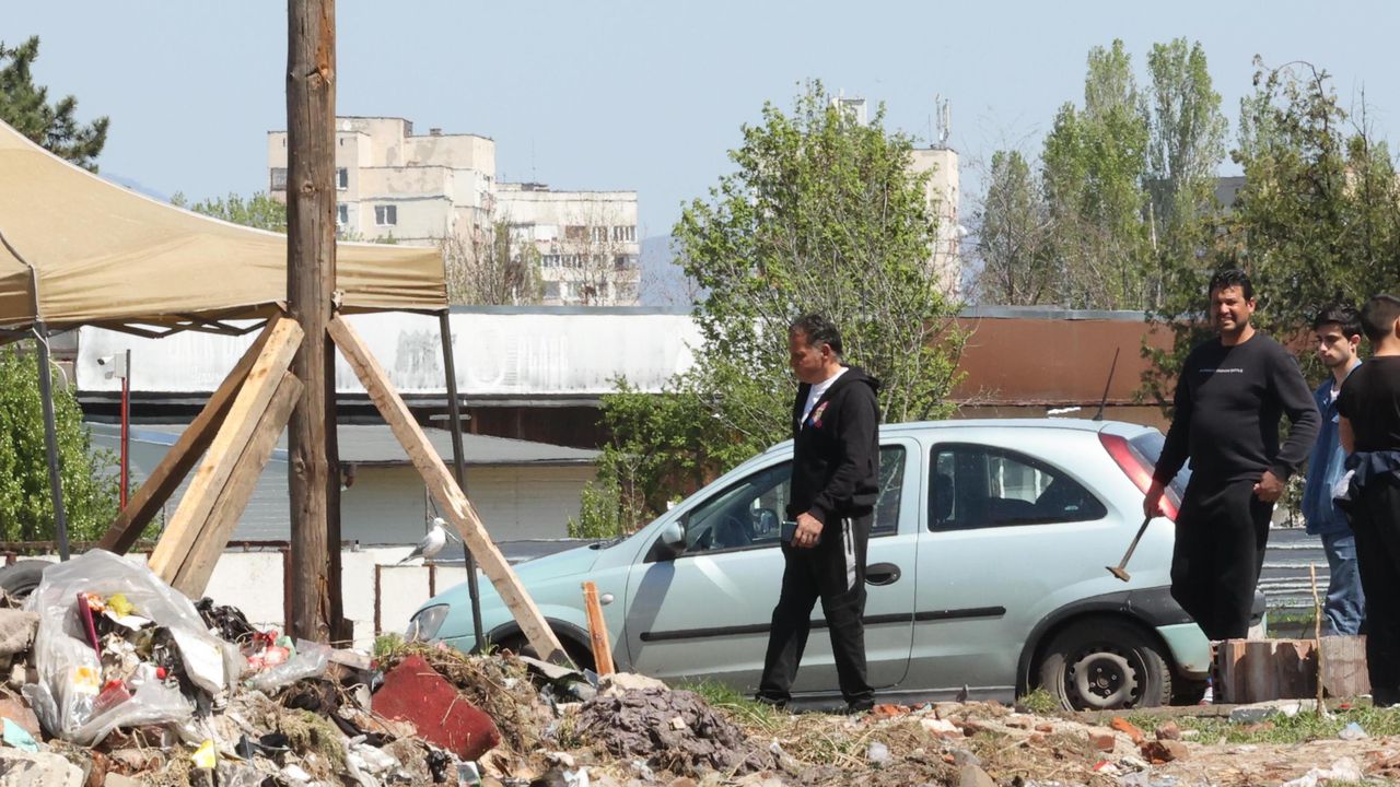 Ромите в разрушения дългогодишен бивак в столичния квартал Захарна фабрика