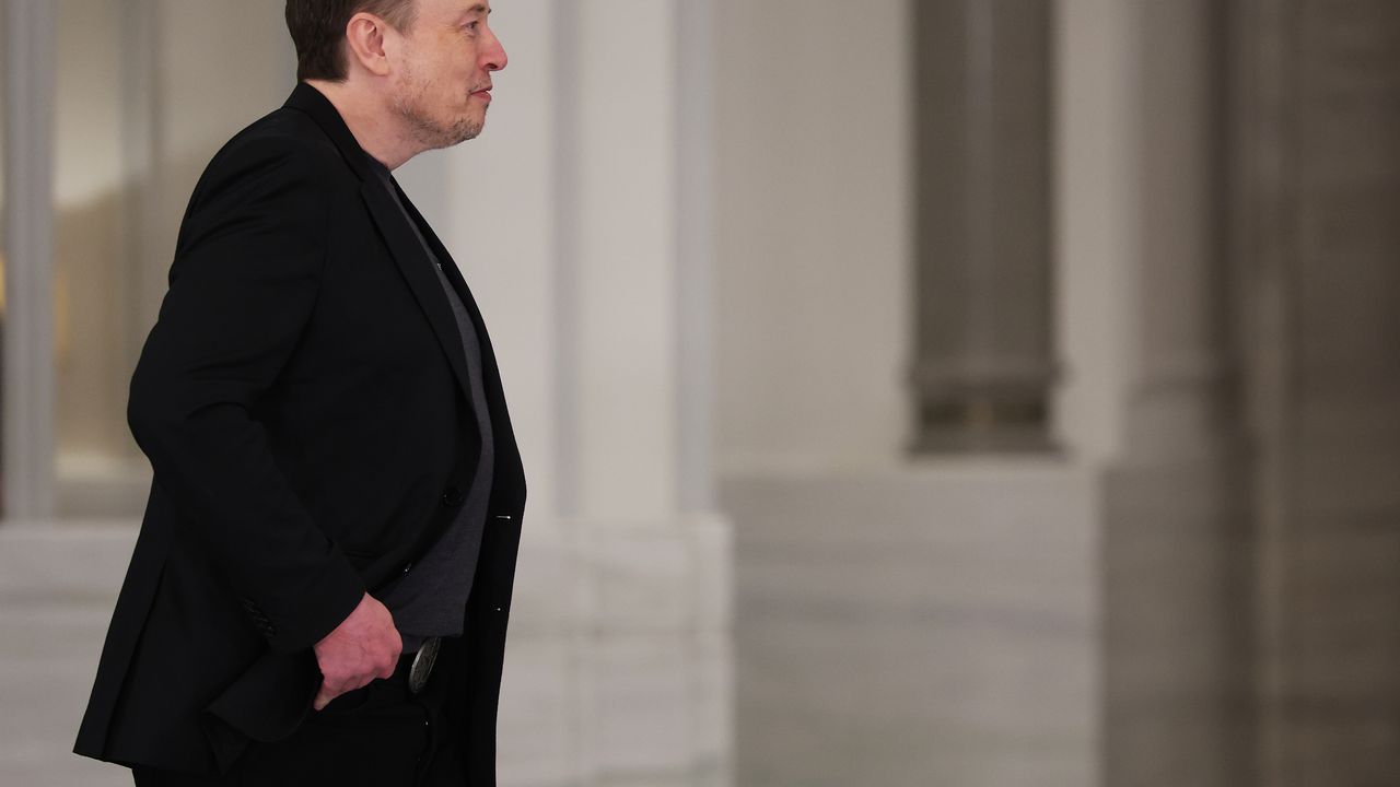 Главният изпълнителен директор на Тесла (Tesla) се ангажира да ръководи