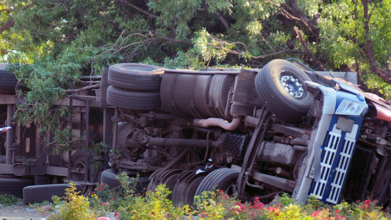 ТИР се обърна на метри от къща в Монтанско