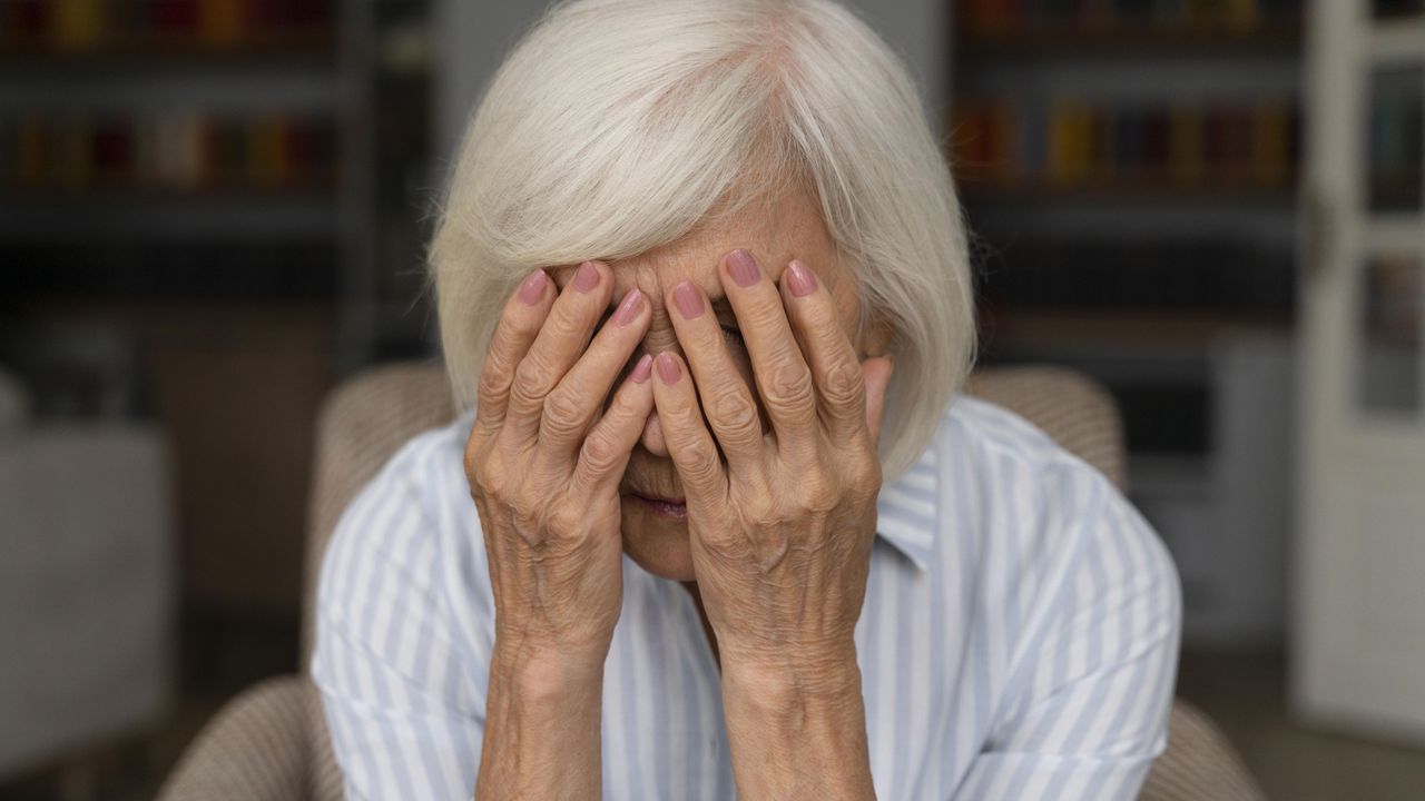 Задържаха 45-годишен мъж, ударил и опитал да души майка си