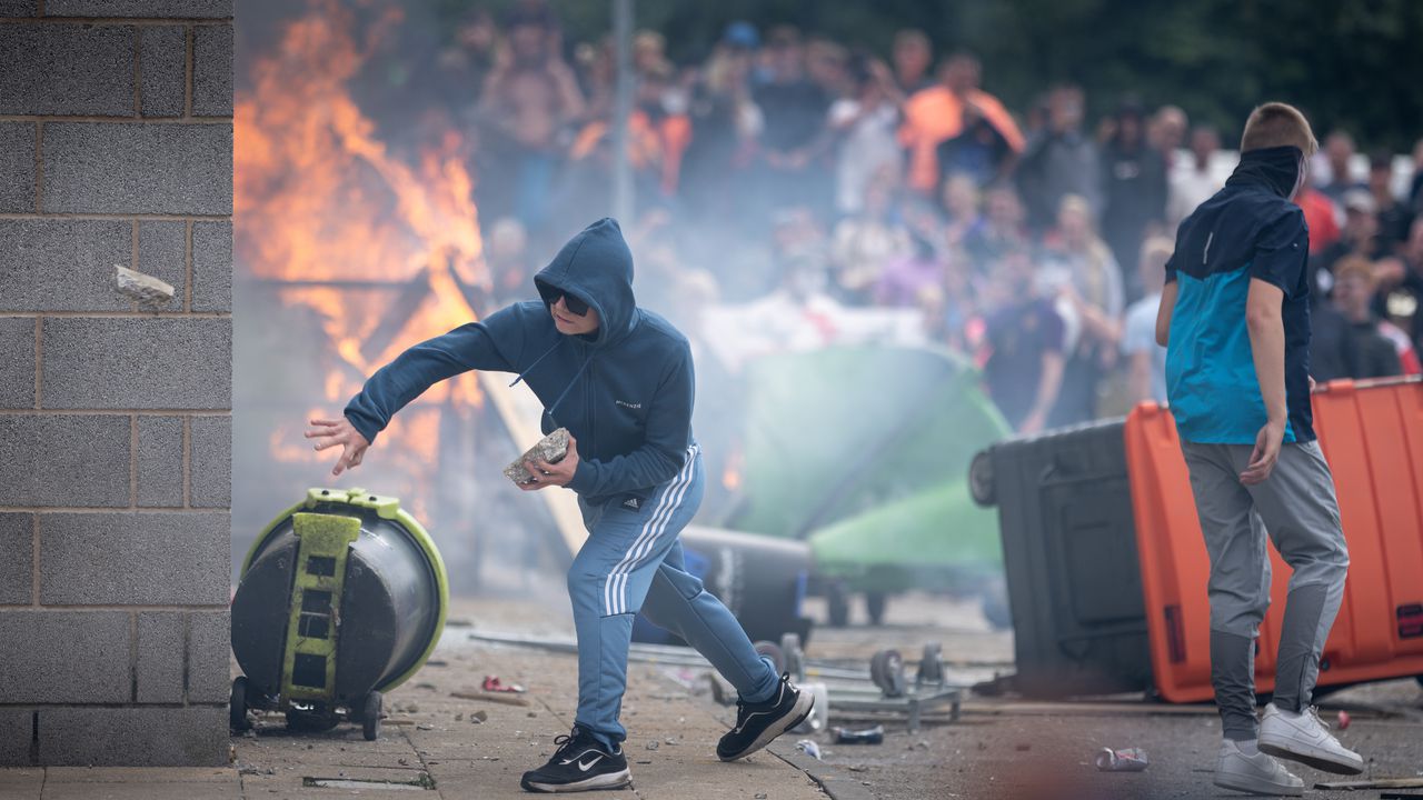 Полицията арестува шестима мъже след нападение над двама произраелски протестиращи