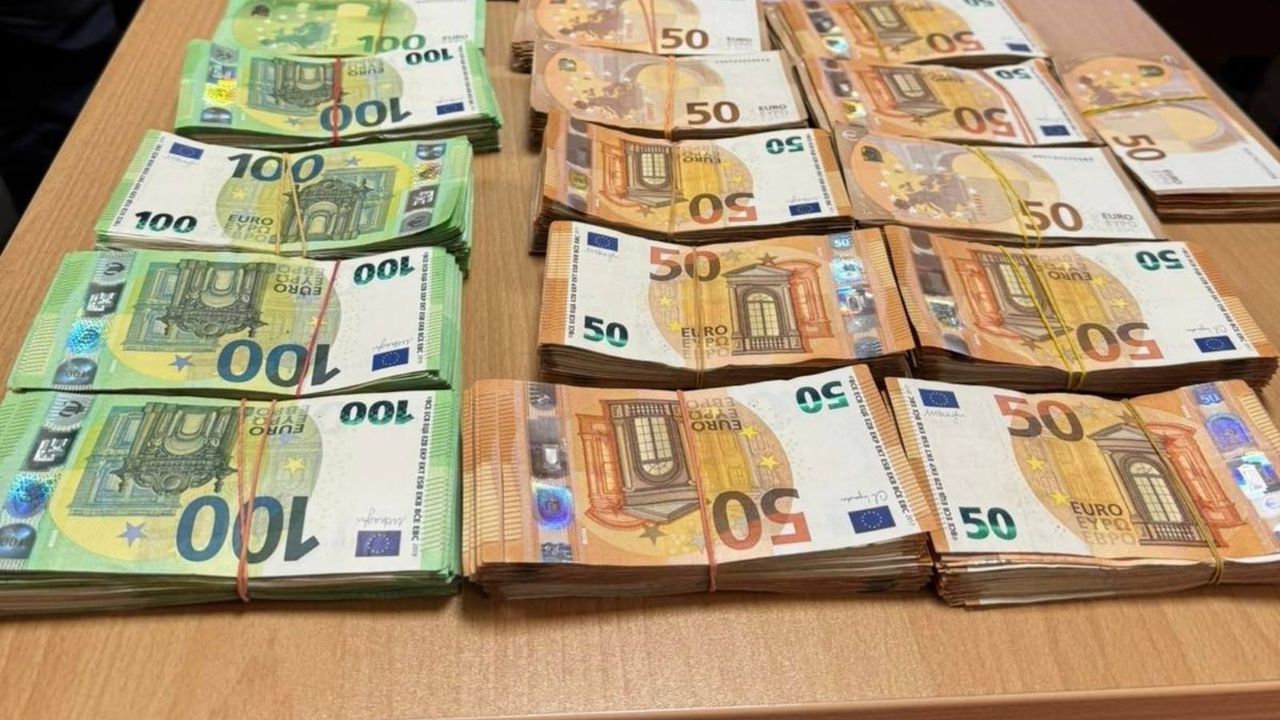 Недекларирани близо 200 000 евро откриха митническите служители при проверки