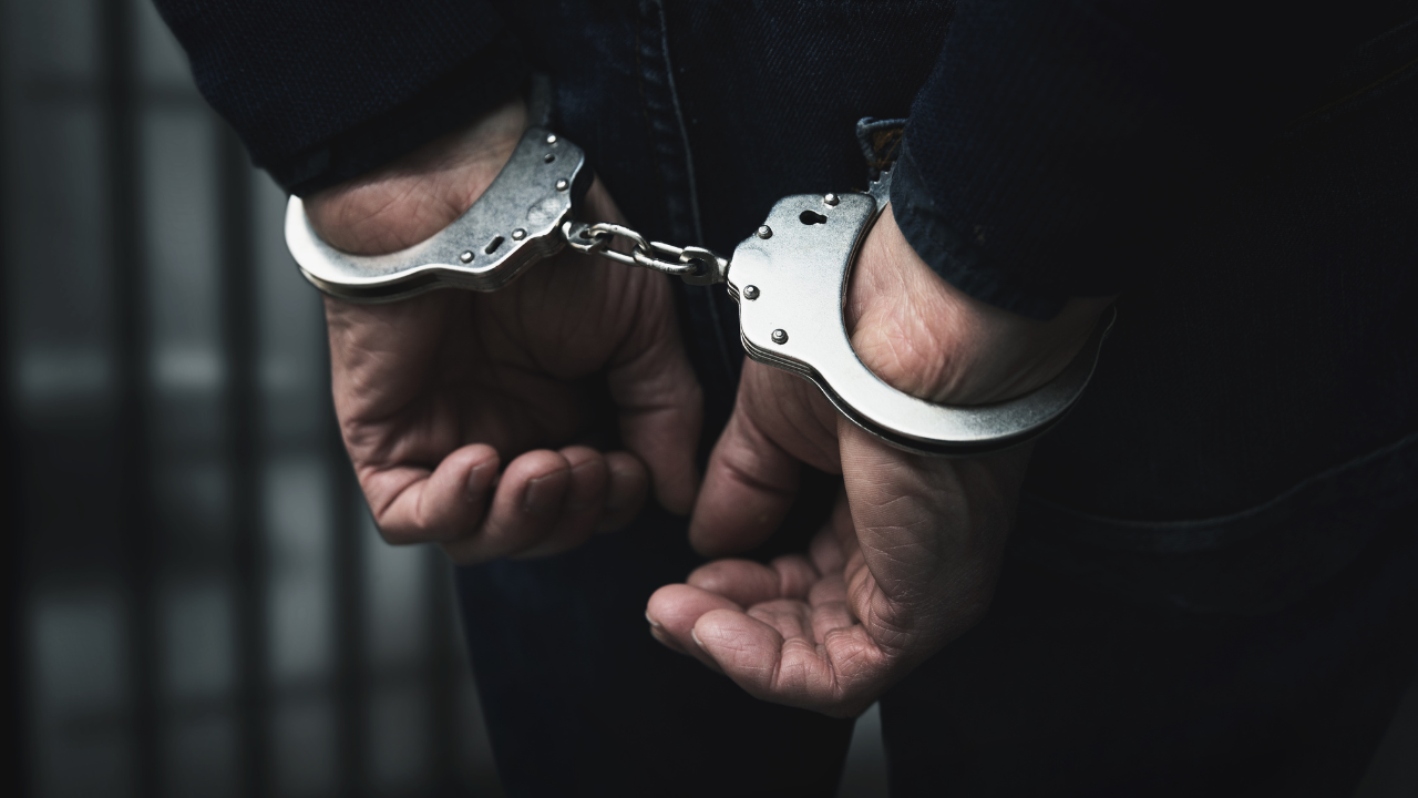 30-годишен намушка с нож млад мъж пред блок в Кюстендил