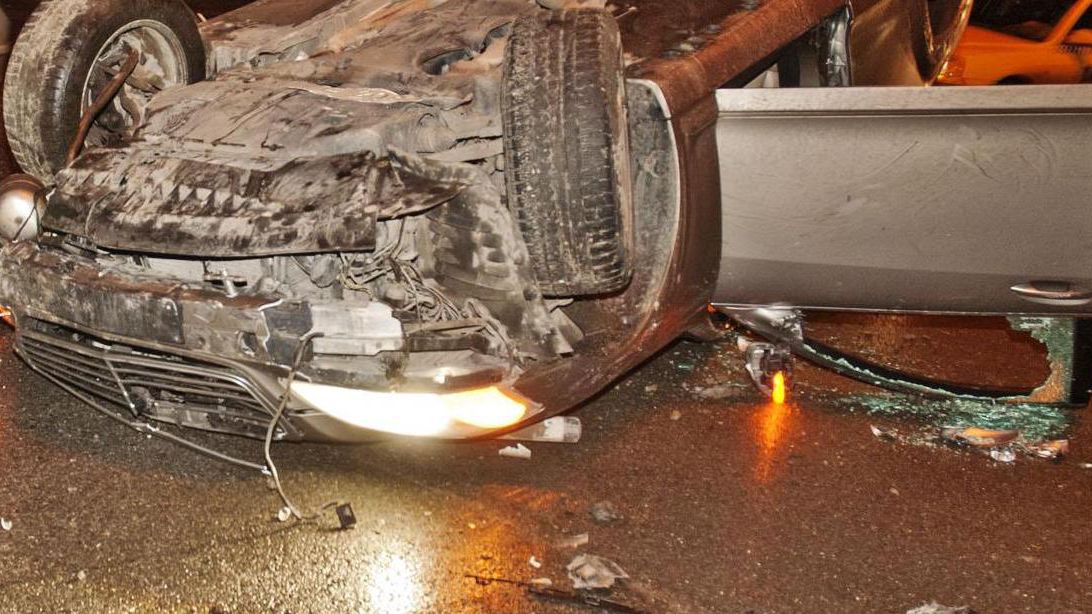 Кола се удари в дърво и се преобърна край Въгларово