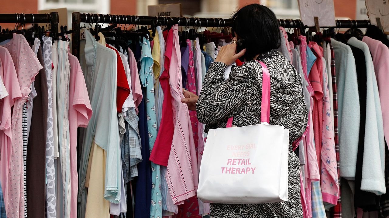 Обемите на продажбите на дребно във Великобритания са регистрирали най-резкия