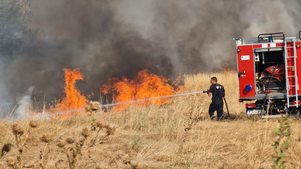 Голям пожар гори до вилна зона Батмиш над .От пожарната