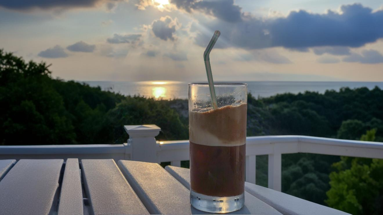 В изгарящите летни жеги фрапето е сред предпочитаните разхладителни напитки.