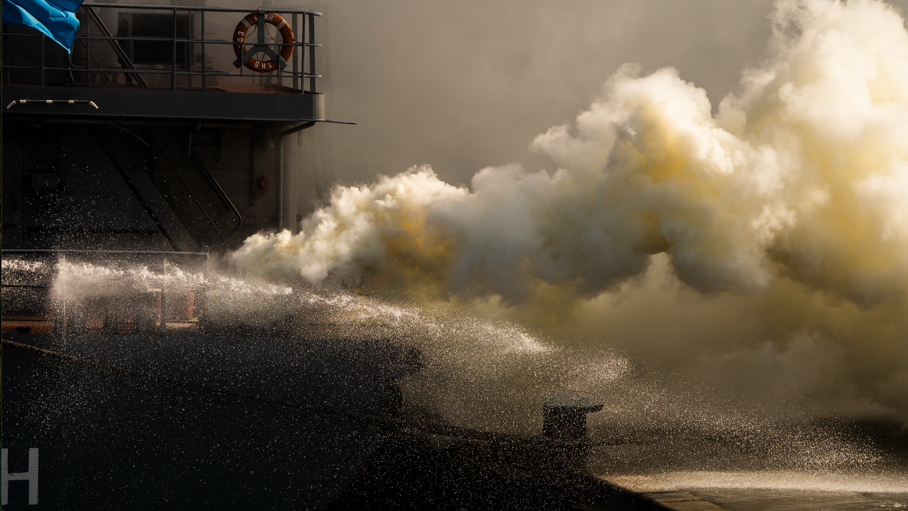 Пожар избухна на американски военен кораб край японския остров Окинава