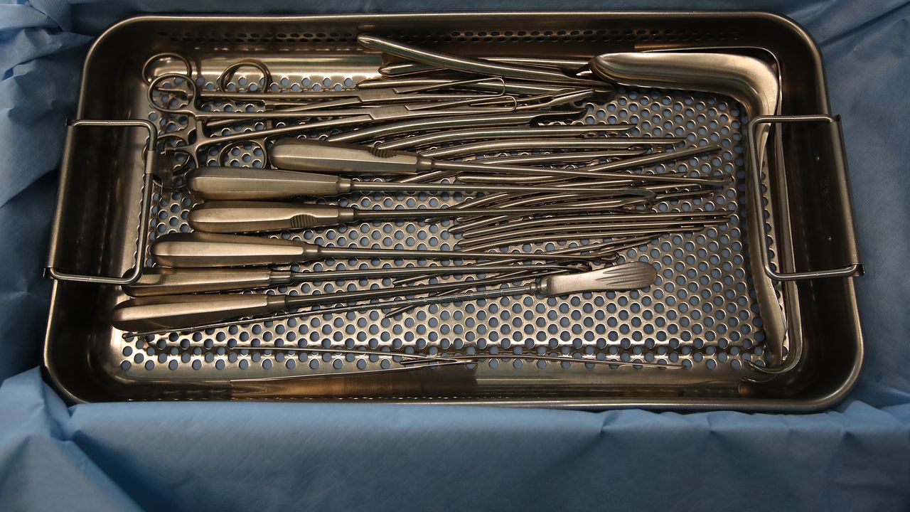 12-годишната дъщеря на хирурга, която влиза с него в операционна